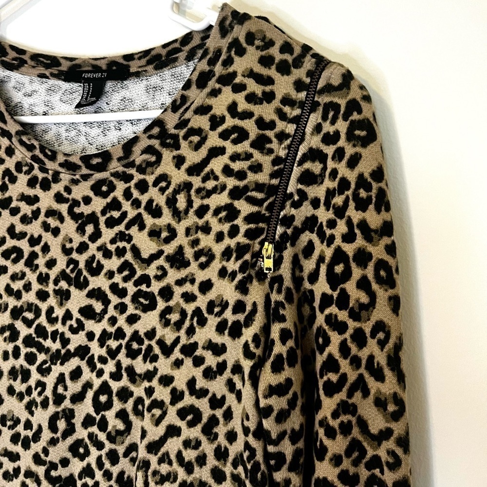2/$15 Forever 21 - Leopard Print Sweatshirt w Zipper Shoulder Accents Size Small - Picture 4 of 7